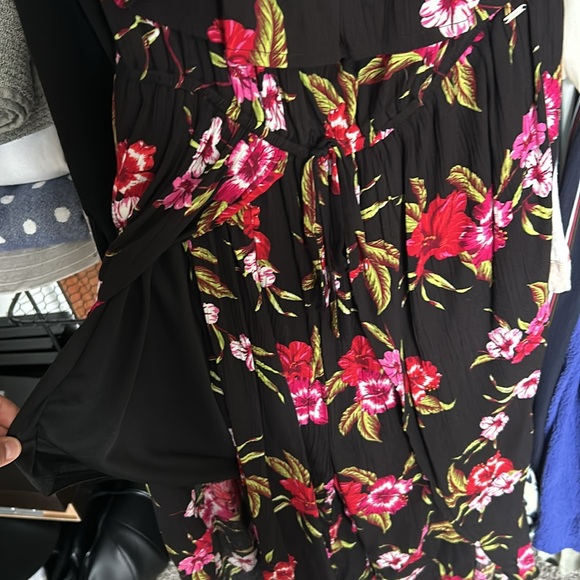 Guess floral jumpsuit/romper. Size medium - Picture 3 of 4